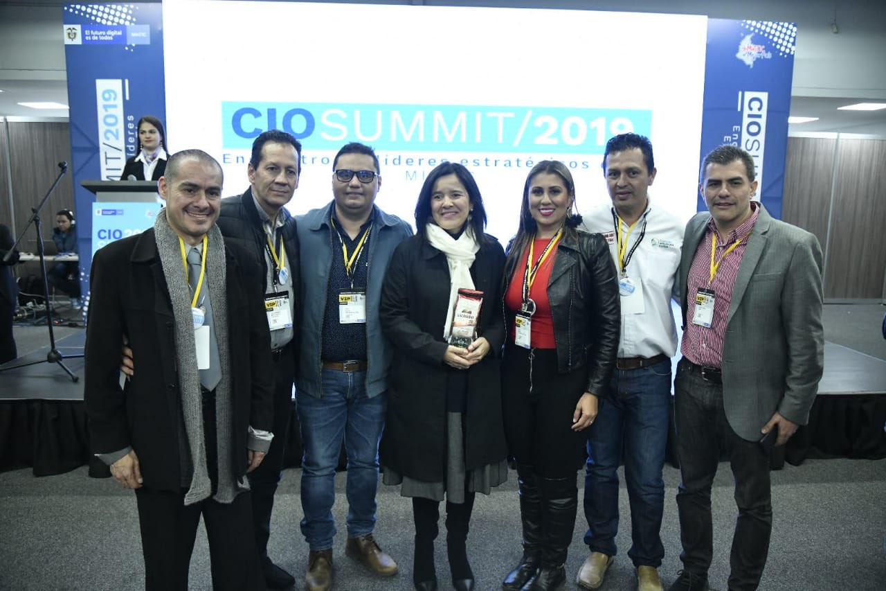 Sylvia Cristina Constaín, Ministra de Tecnologías de la Información y las Comunicaciones; Óscar Motta, líder Tic de Neiva y demás asistentes.